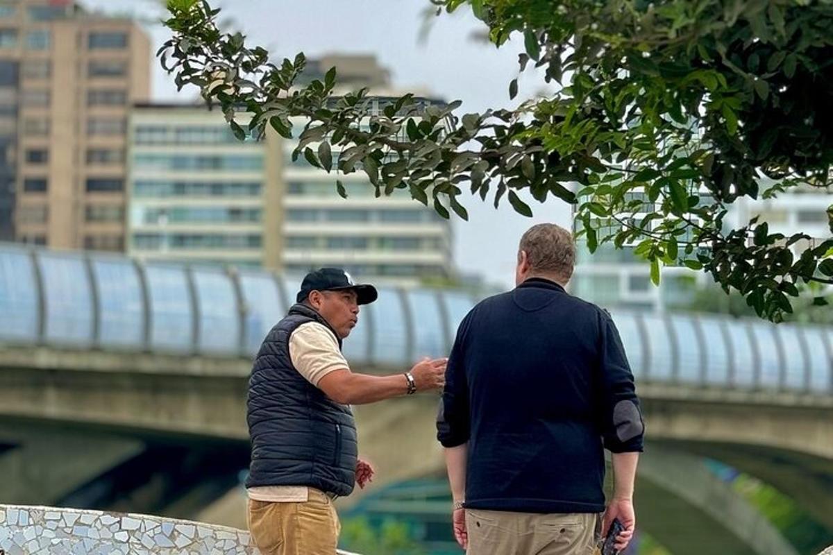 zwei Männer stehen nebeneinander in der Nähe einer Brücke