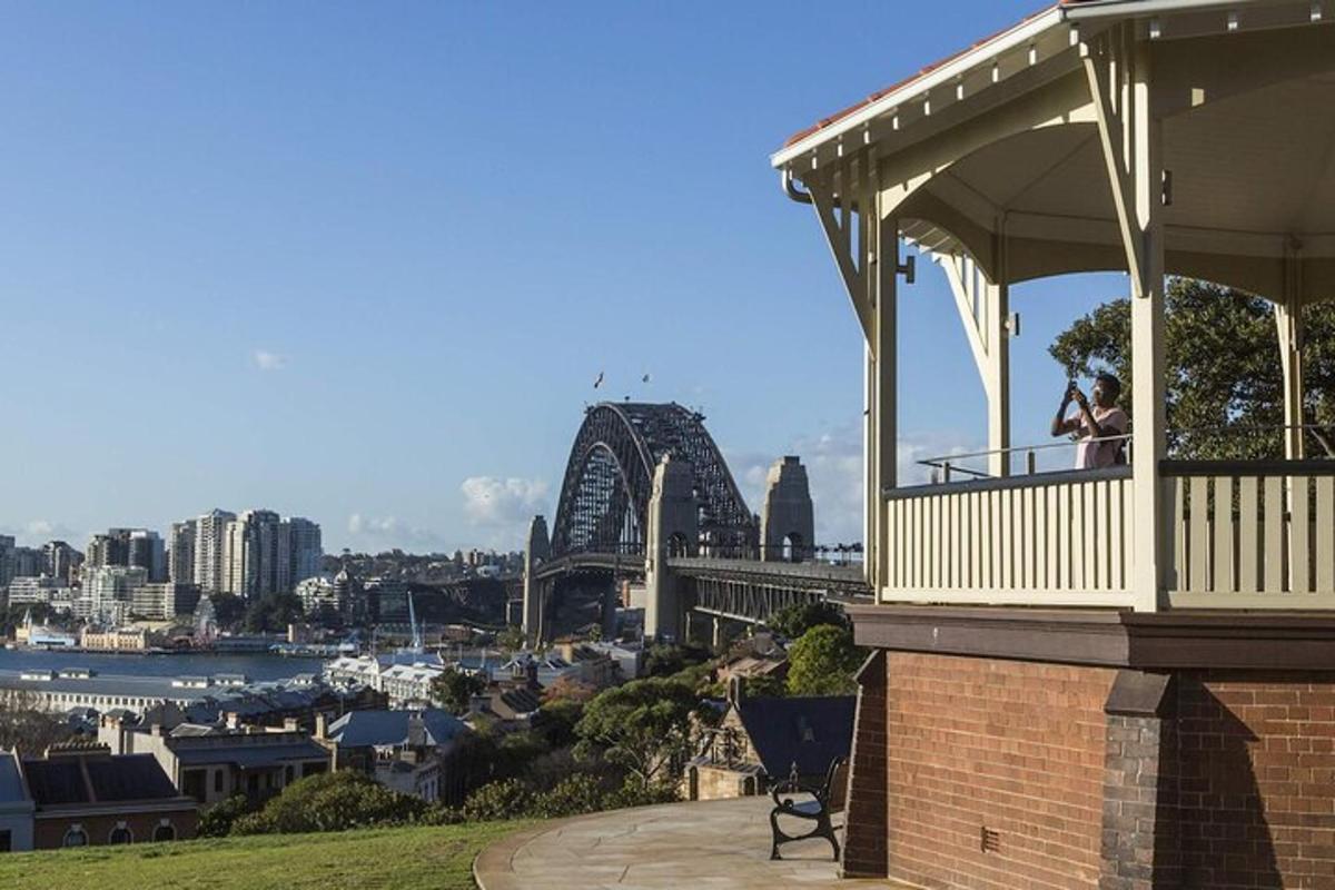 un padiglione con vista sulla città di Sydney
