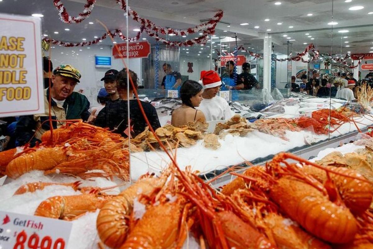 sekumpulan orang berdiri di pasar makanan laut