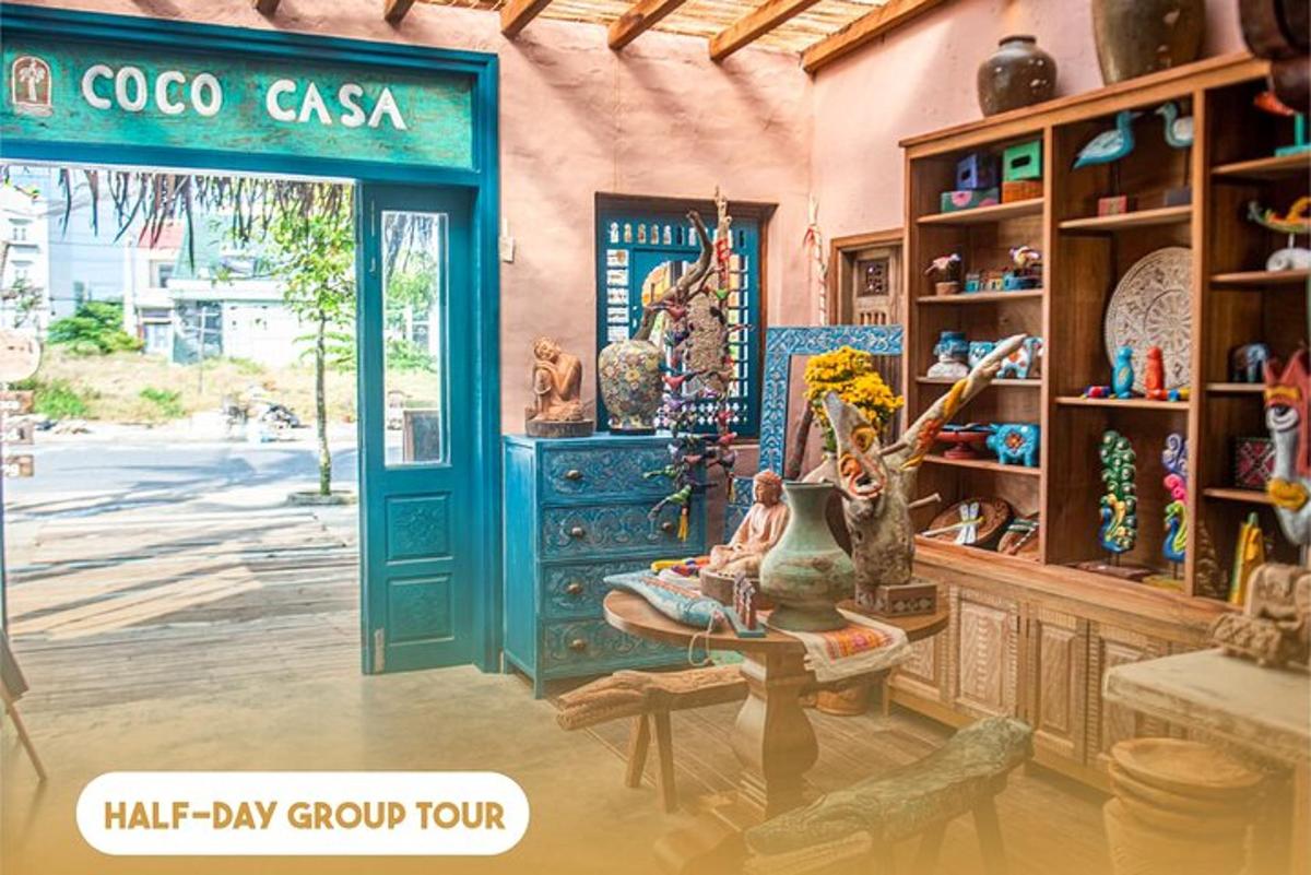 một cửa hàng có cửa màu xanh và bình hoa trong phòng