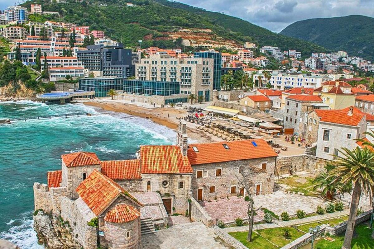 una vista aèria d'una ciutat i l'oceà