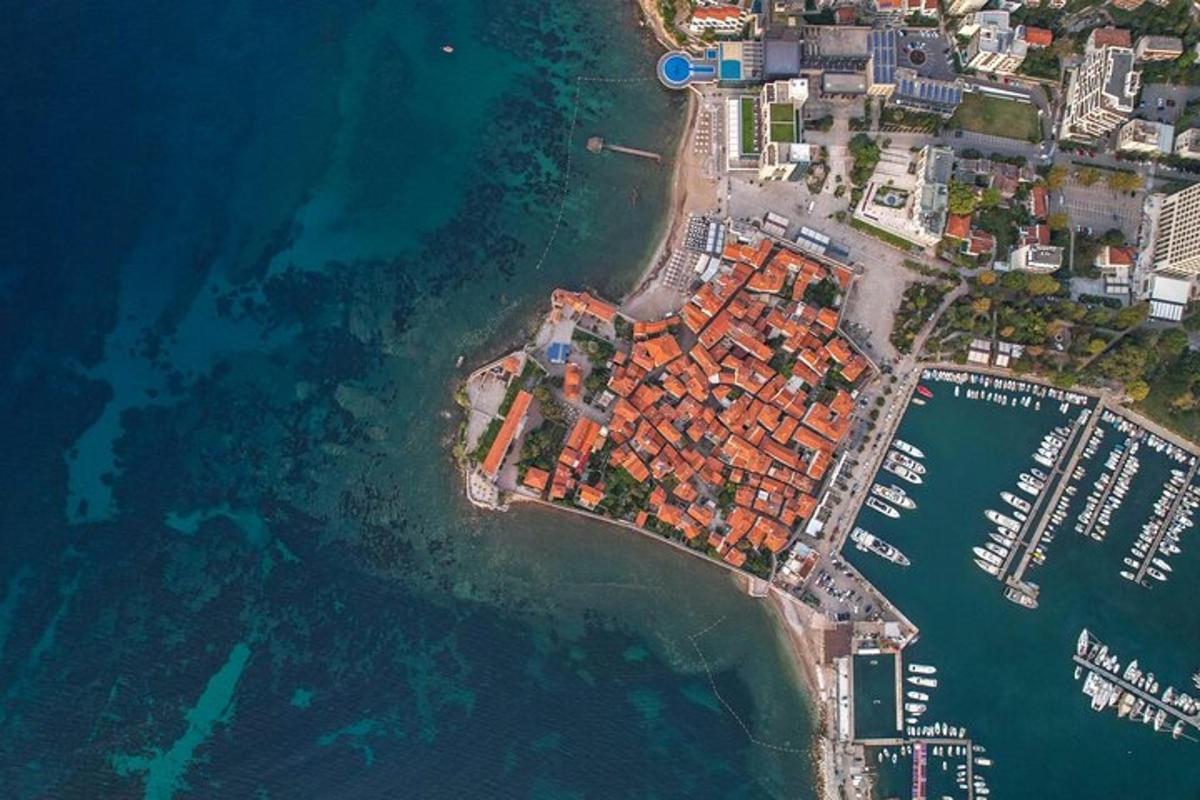 vista aèria d'una ciutat vora l'aigua