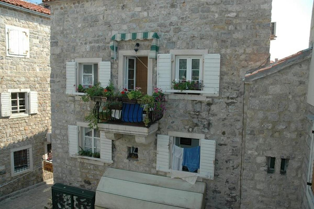 un edifici amb finestres i jardineres