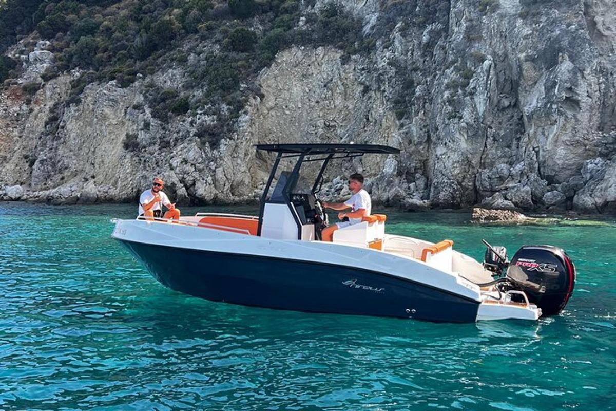 due persone su una barca in acqua