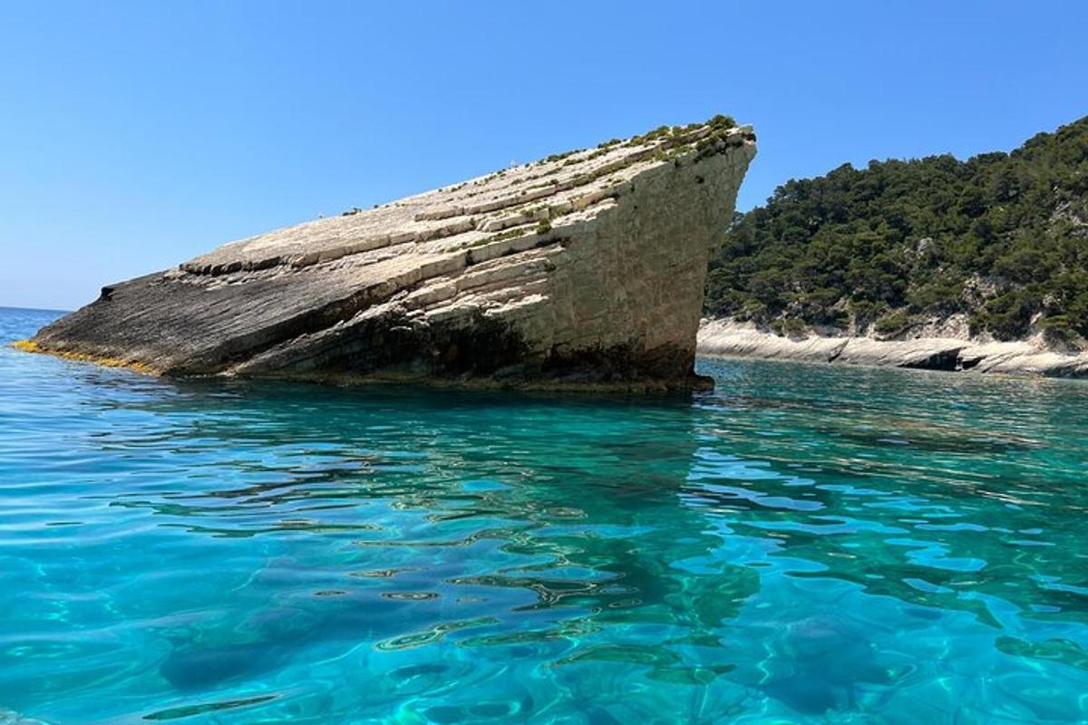 una formazione rocciosa nell'acqua vicino a una spiaggia