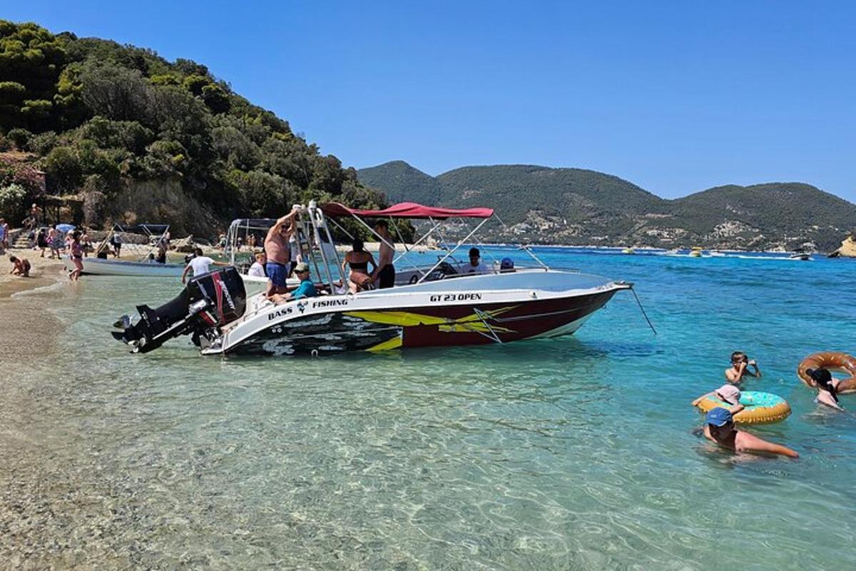 una barca su una spiaggia con persone in acqua