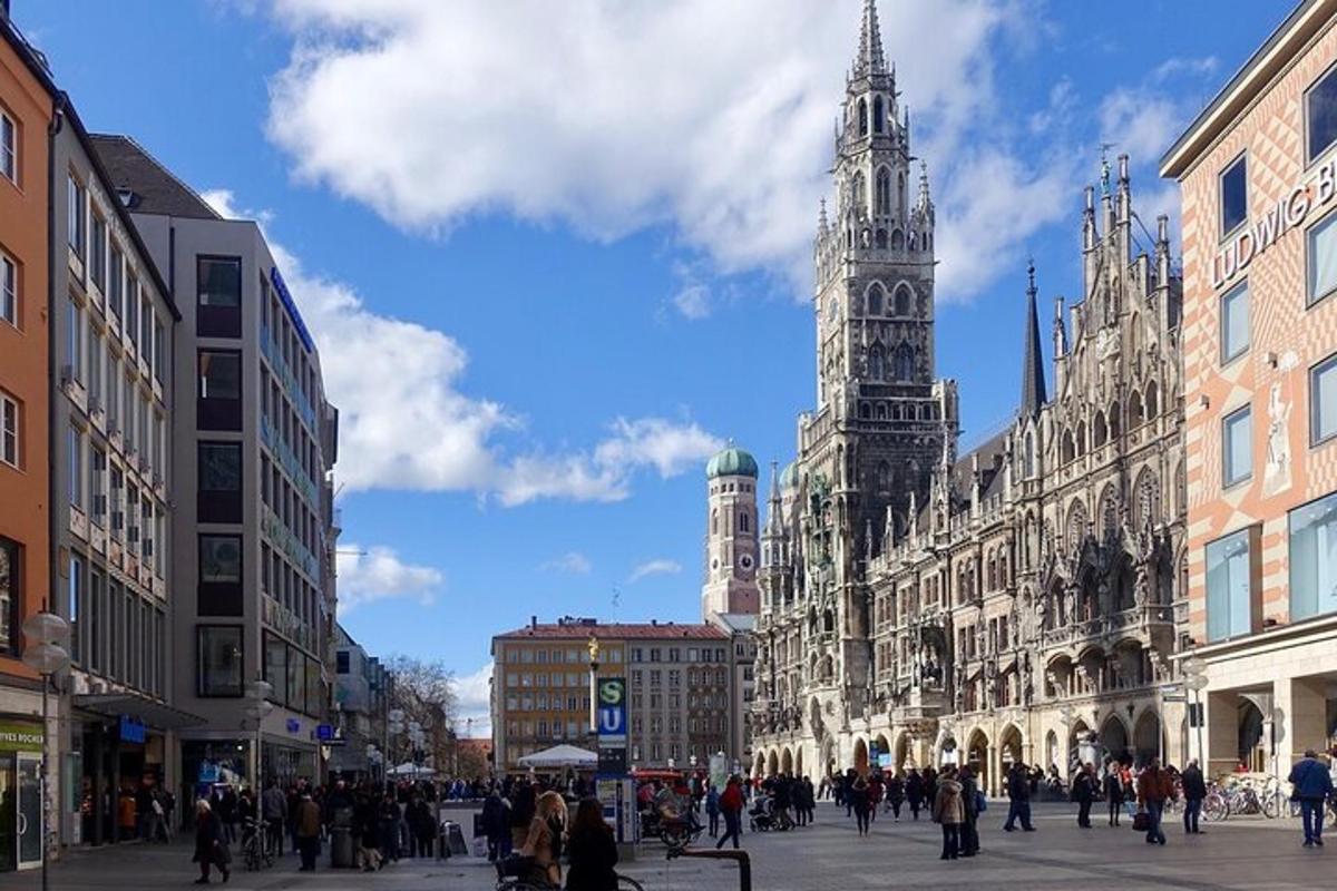 rušná městská ulice s hodinovou věží v dálce