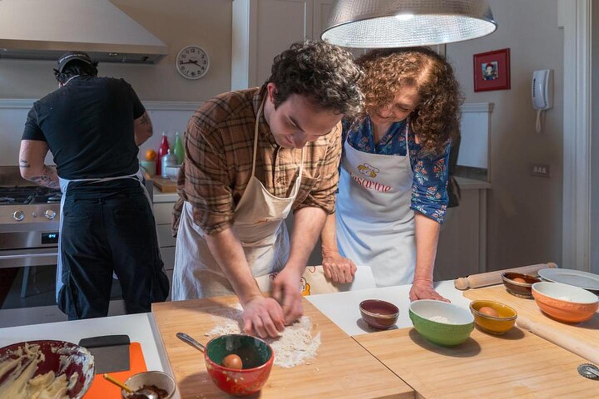 Un par de personas en una cocina preparando comida.