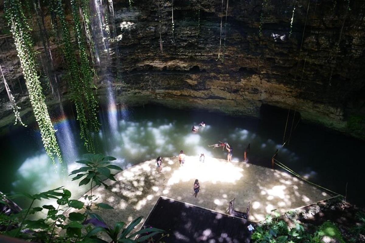 un gruppo di persone in piedi davanti a una cascata