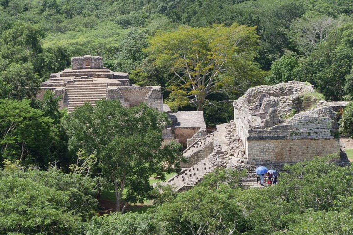 un gruppo di persone in piedi sulle rovine di un edificio
