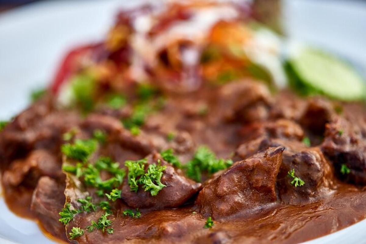 肉とブロッコリーが乗った料理の皿