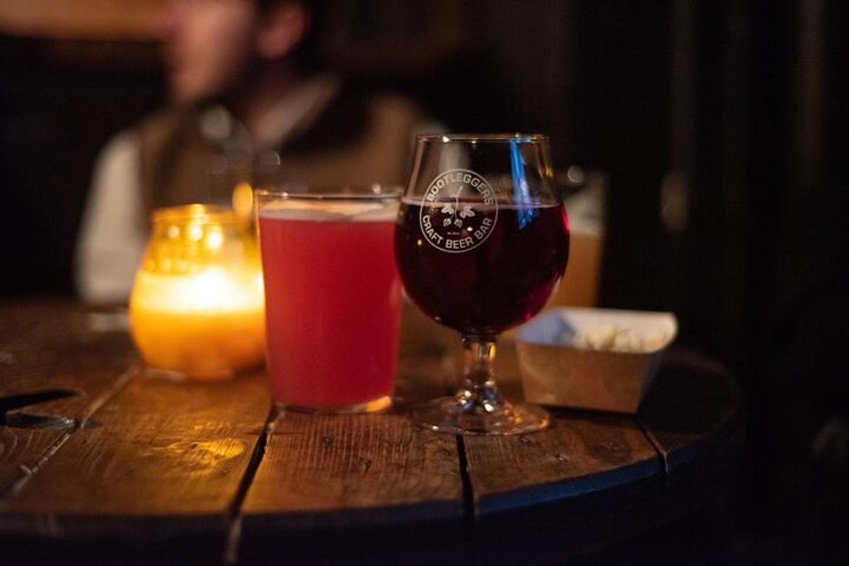 due bicchieri di birra appoggiati su un tavolo di legno