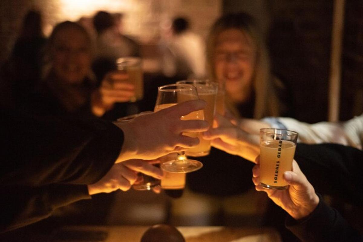 一群人举着香槟酒杯