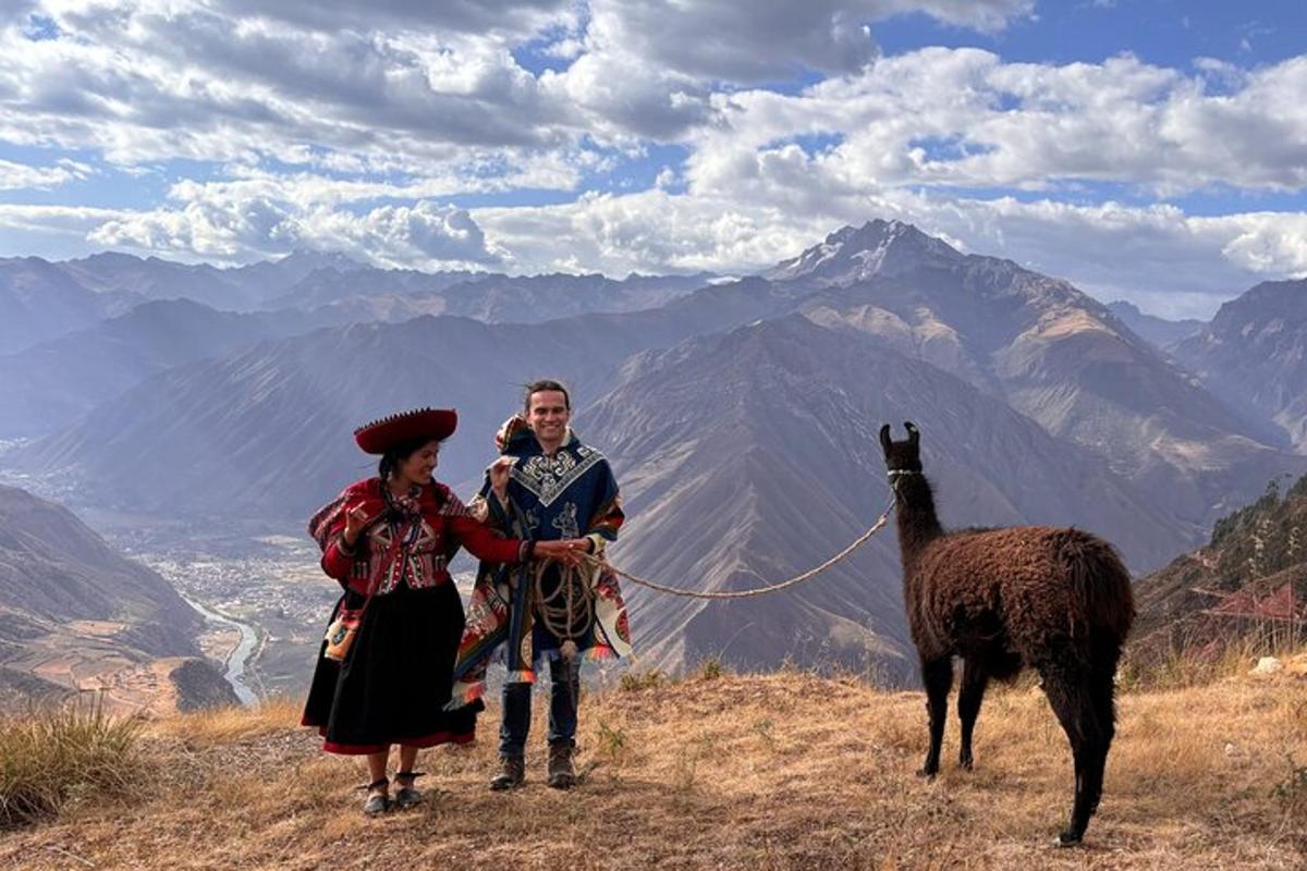 un uomo e una donna in piedi su una collina con un lama