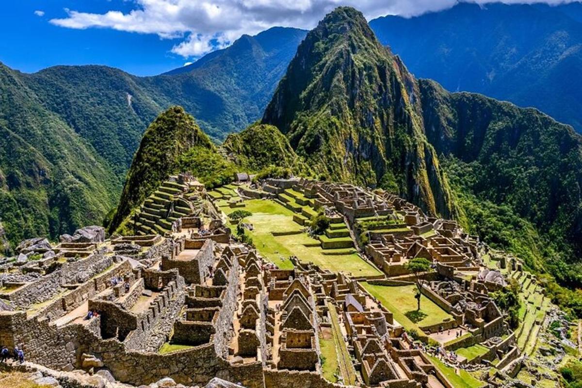 pemandangan runtuhan machu picchu di pergunungan