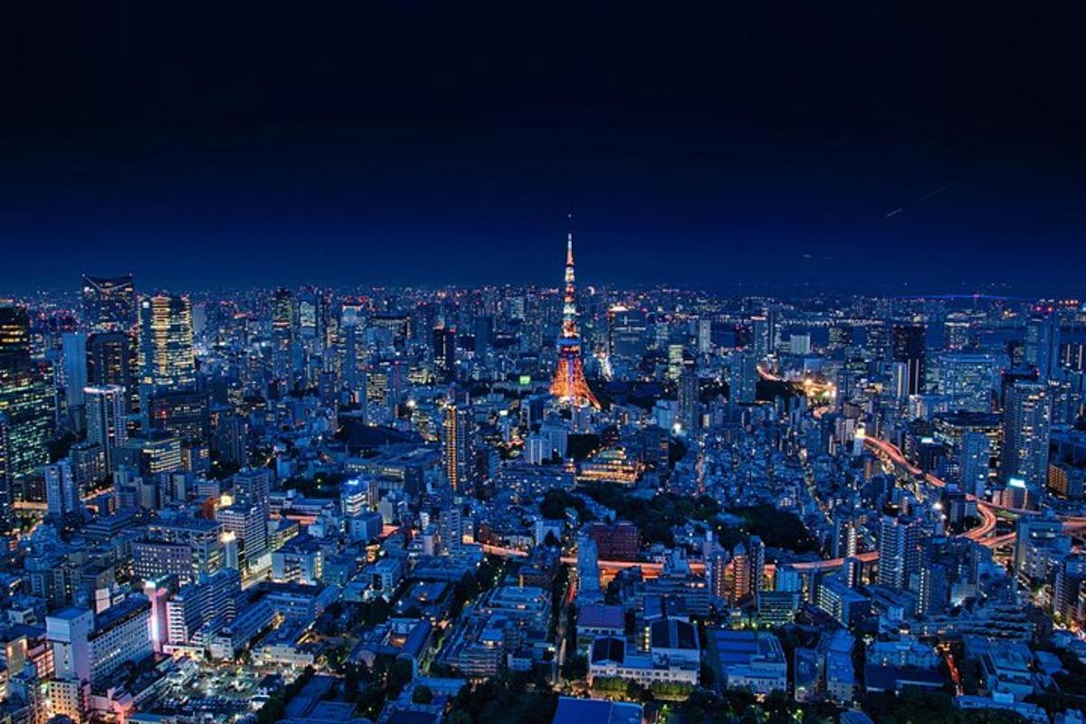 egy város látképe éjszaka az Eiffel-toronnyal