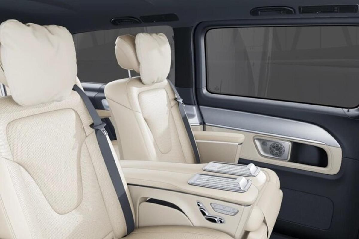 ein Blick auf den Rücksitz eines Autos