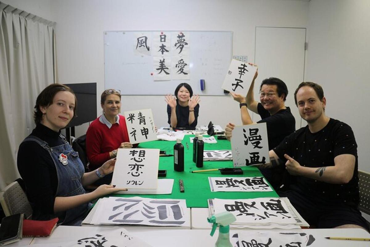 Un grupo de personas sentadas alrededor de una mesa con carteles.