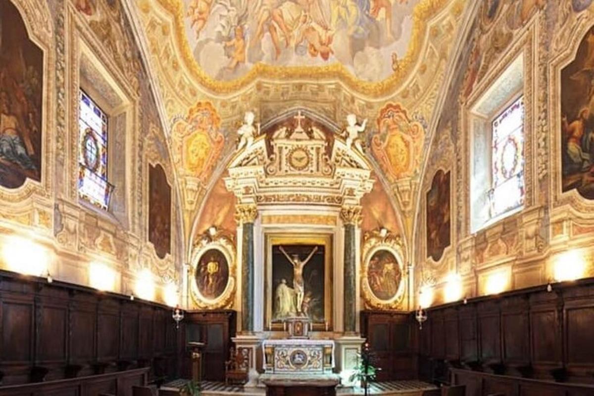 una grande stanza con un dipinto sui soffitti di una chiesa