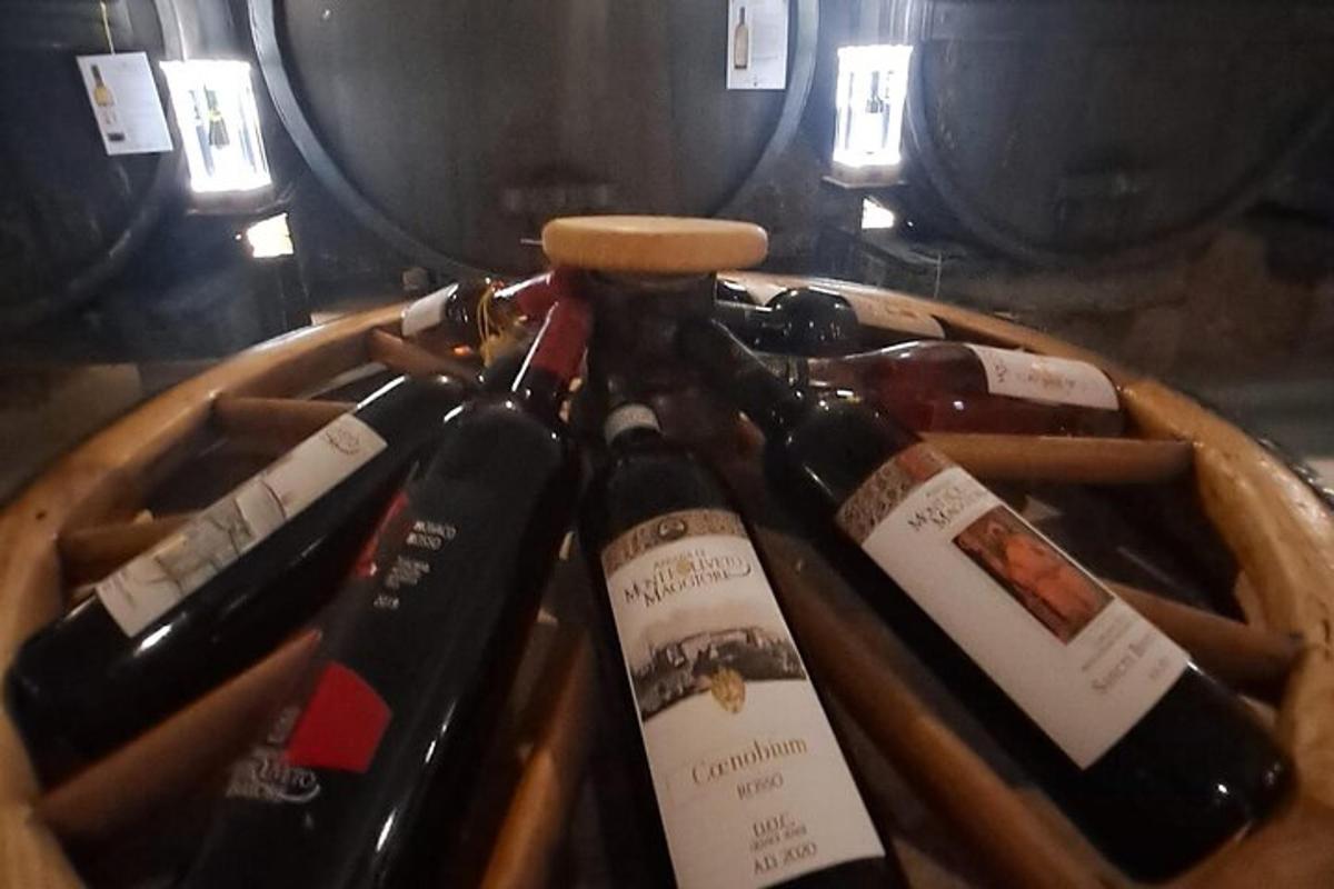 vier Flaschen Wein in einem Holzkorb