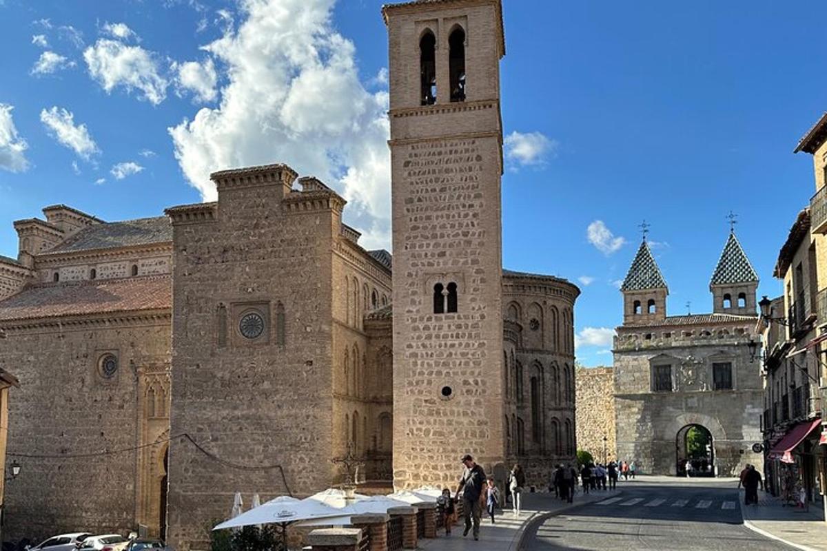 Un gran edificio con una torre de reloj en una ciudad.
