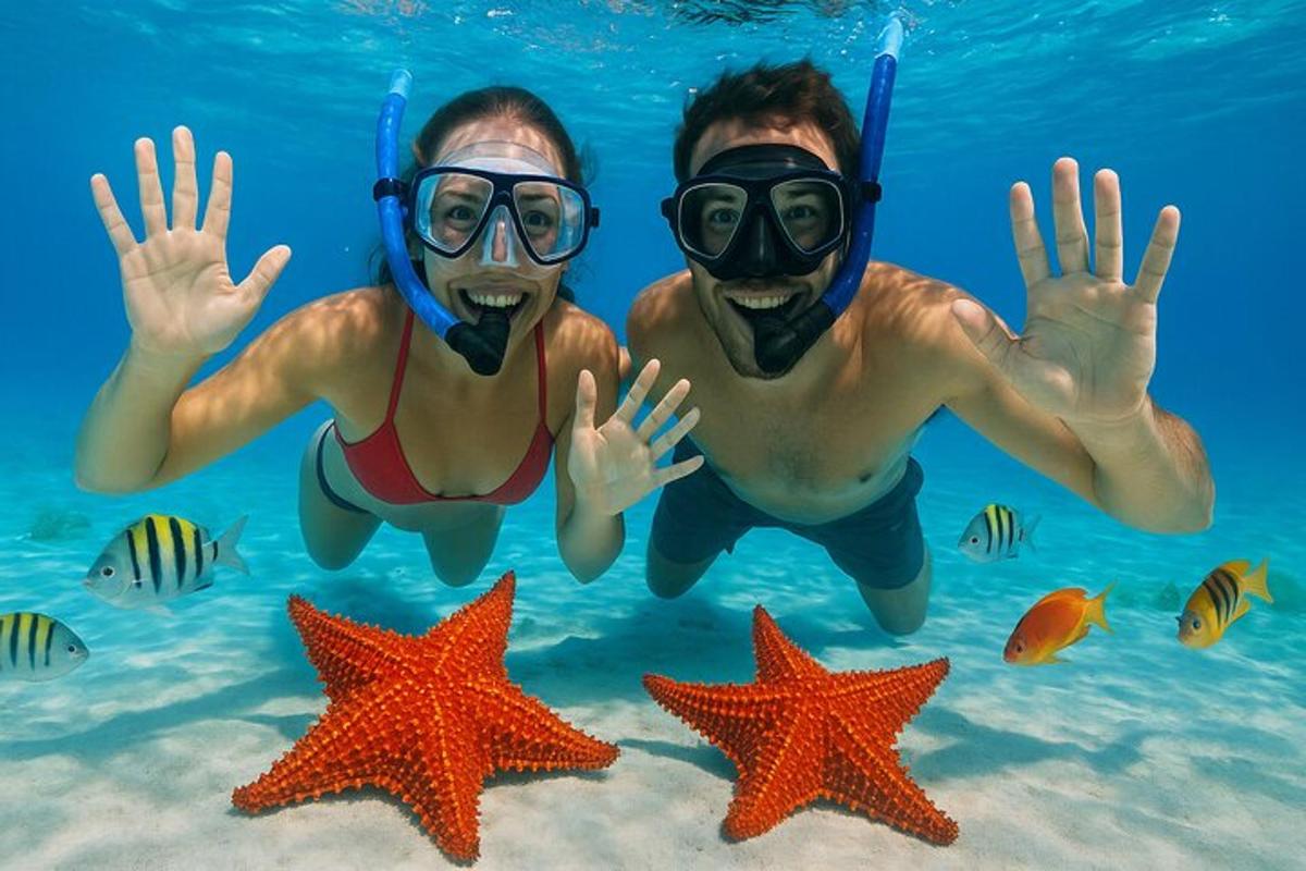 Dos personas en el agua con máscaras y peces.