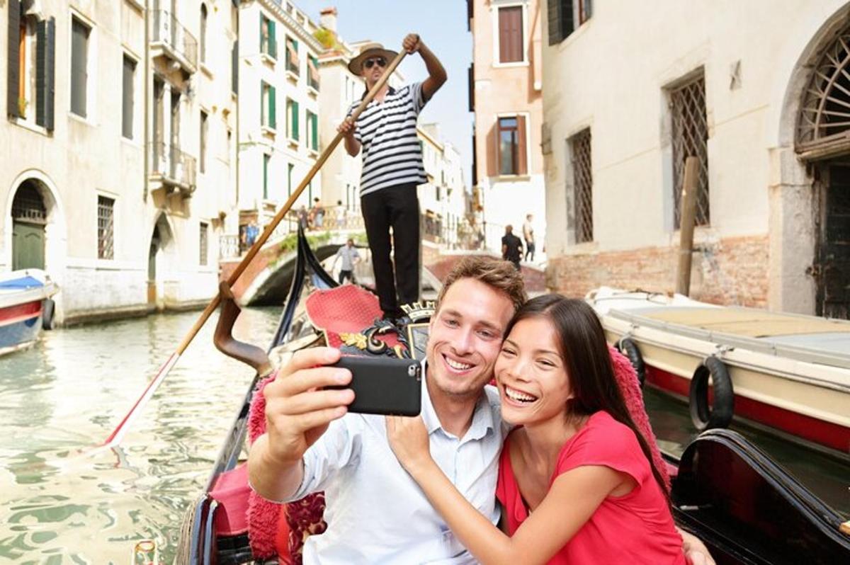 seorang lelaki dan wanita mengambil gambar di atas gondola