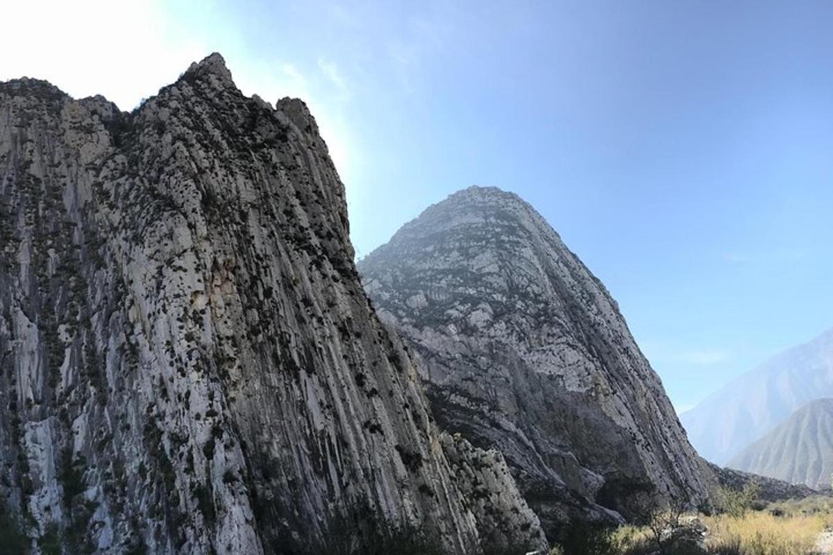 一座巨大的岩石山，背景是蓝天