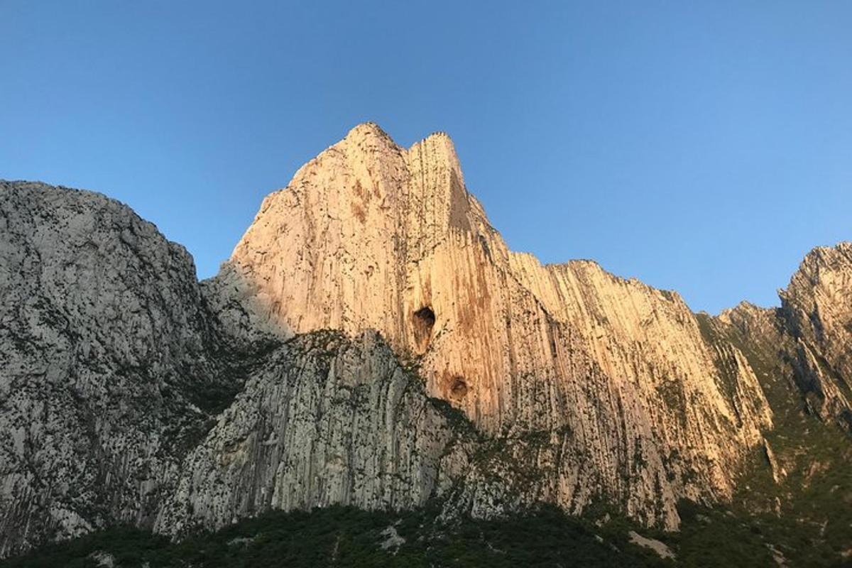 一座高大的岩石山，背景是蓝天