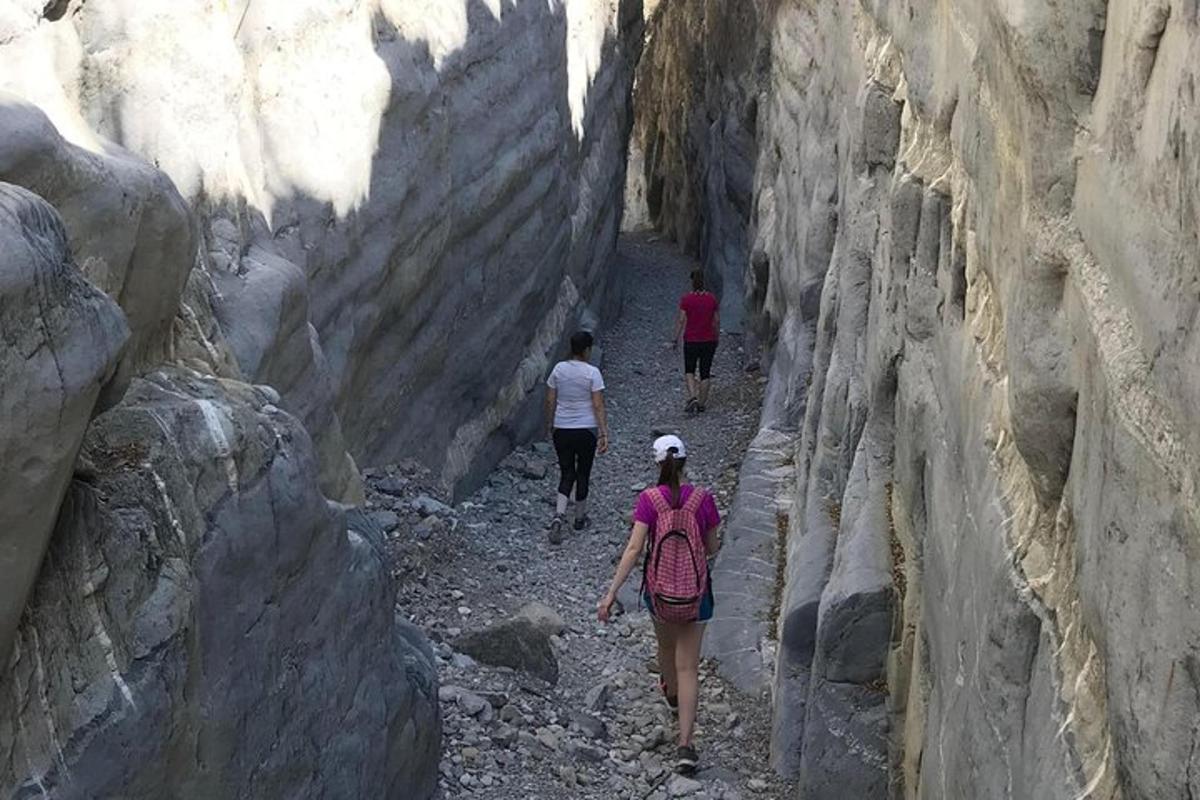 一群人穿过岩石峡谷