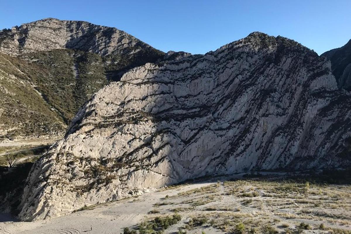 山中间的一块巨大岩层