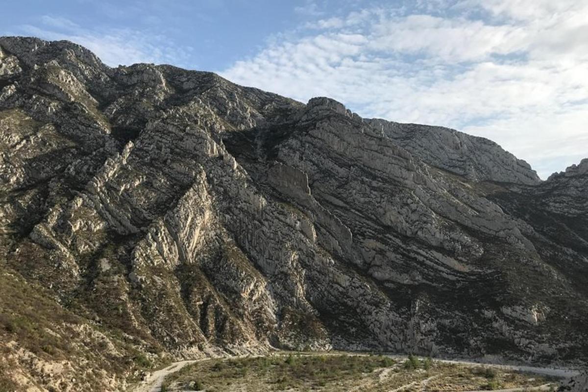 一座岩石山，前面有一条路