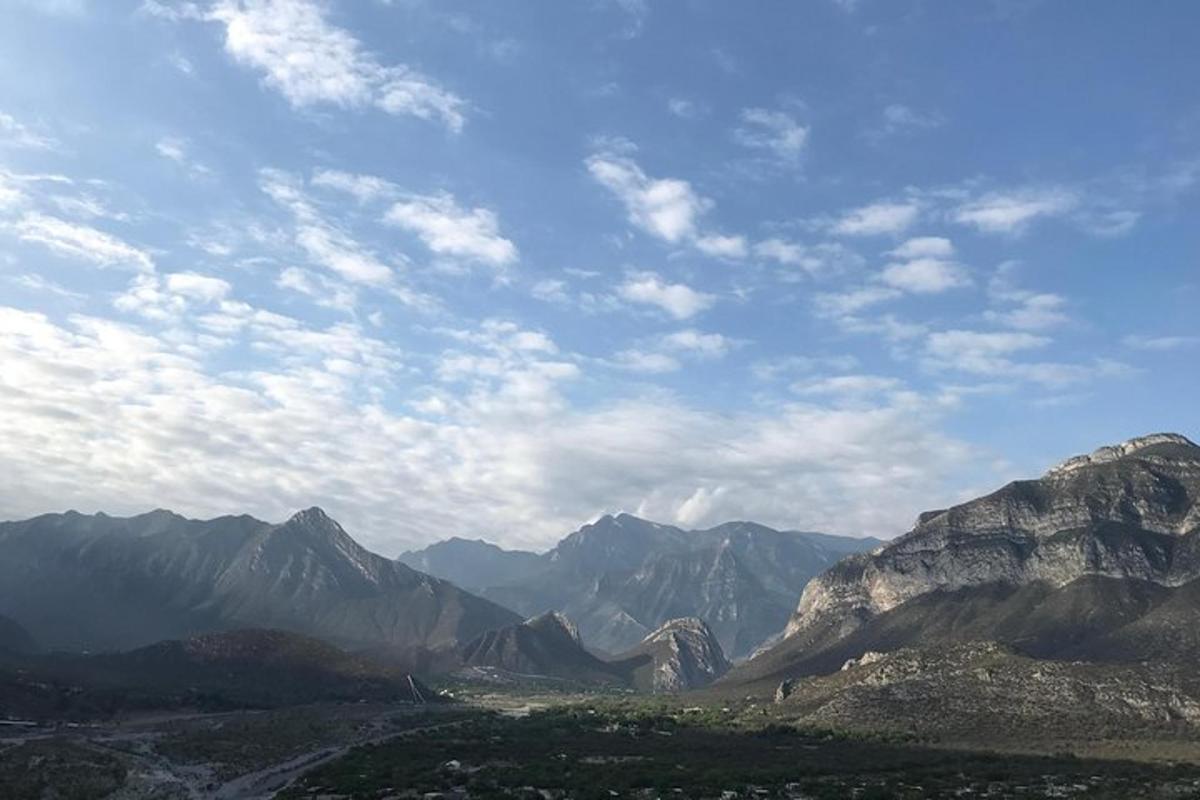 多云天空下的山脉景观
