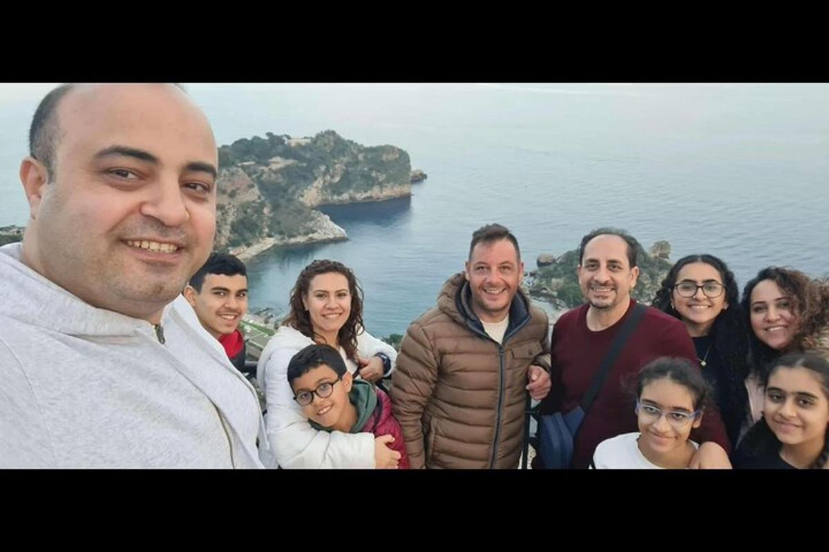 un uomo in piedi di fronte a un gruppo di persone