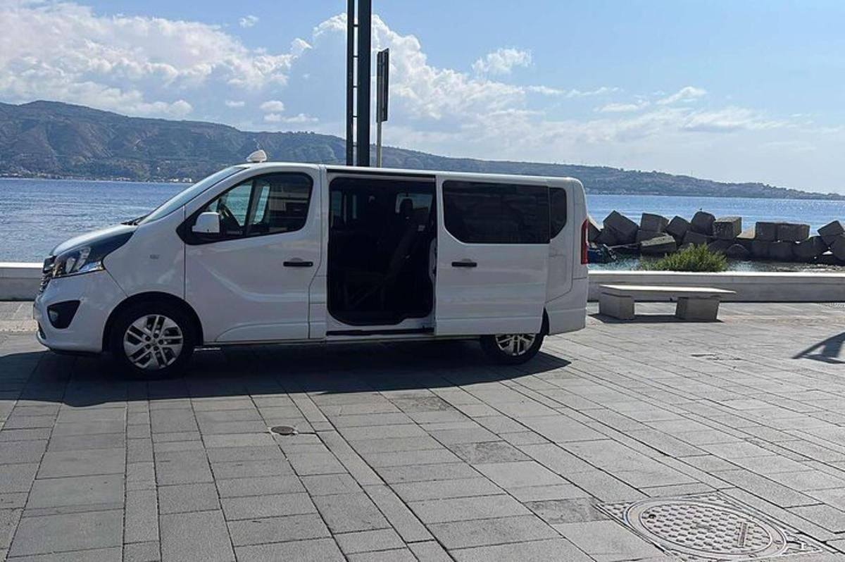 un furgone bianco parcheggiato accanto a uno specchio d'acqua