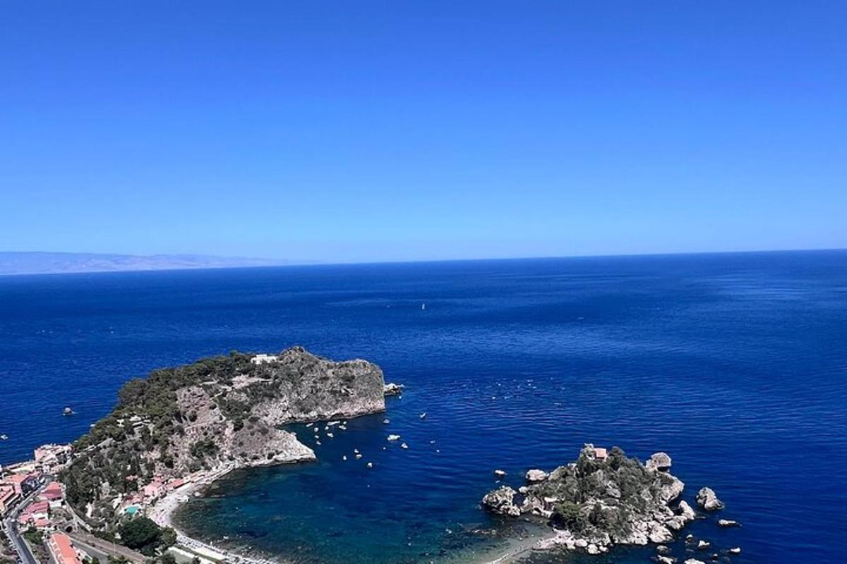 una vista aerea di un'isola nell'oceano