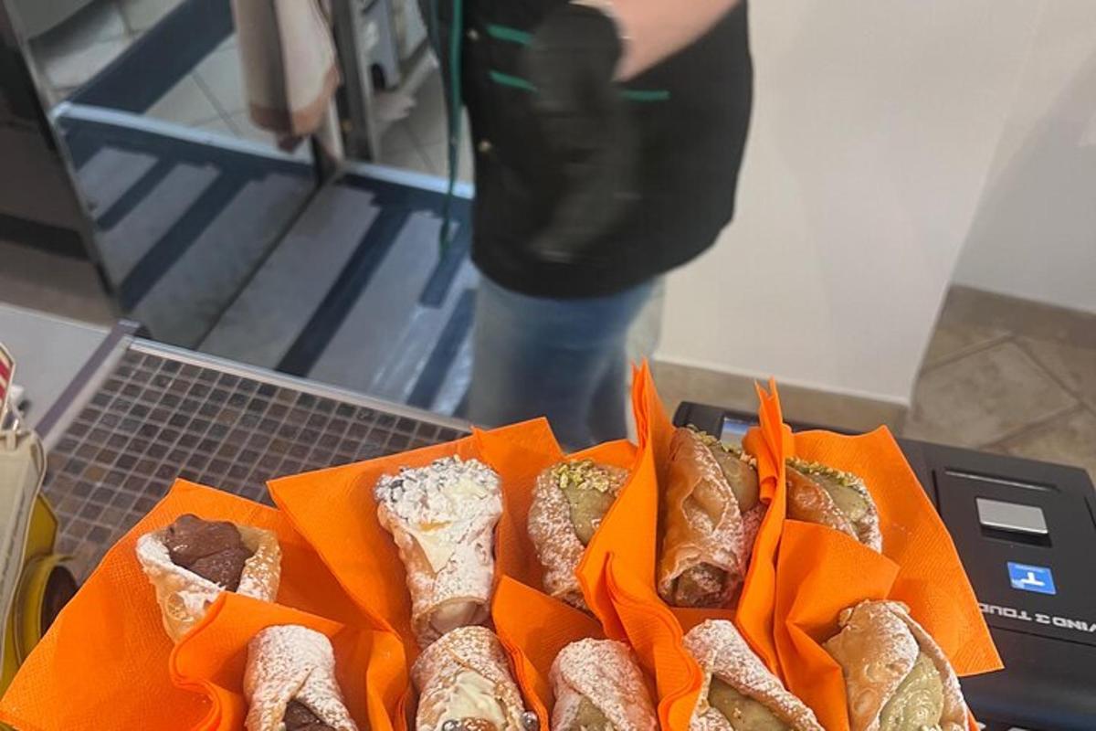 un mucchio di diversi tipi di pasticcini su un tavolo