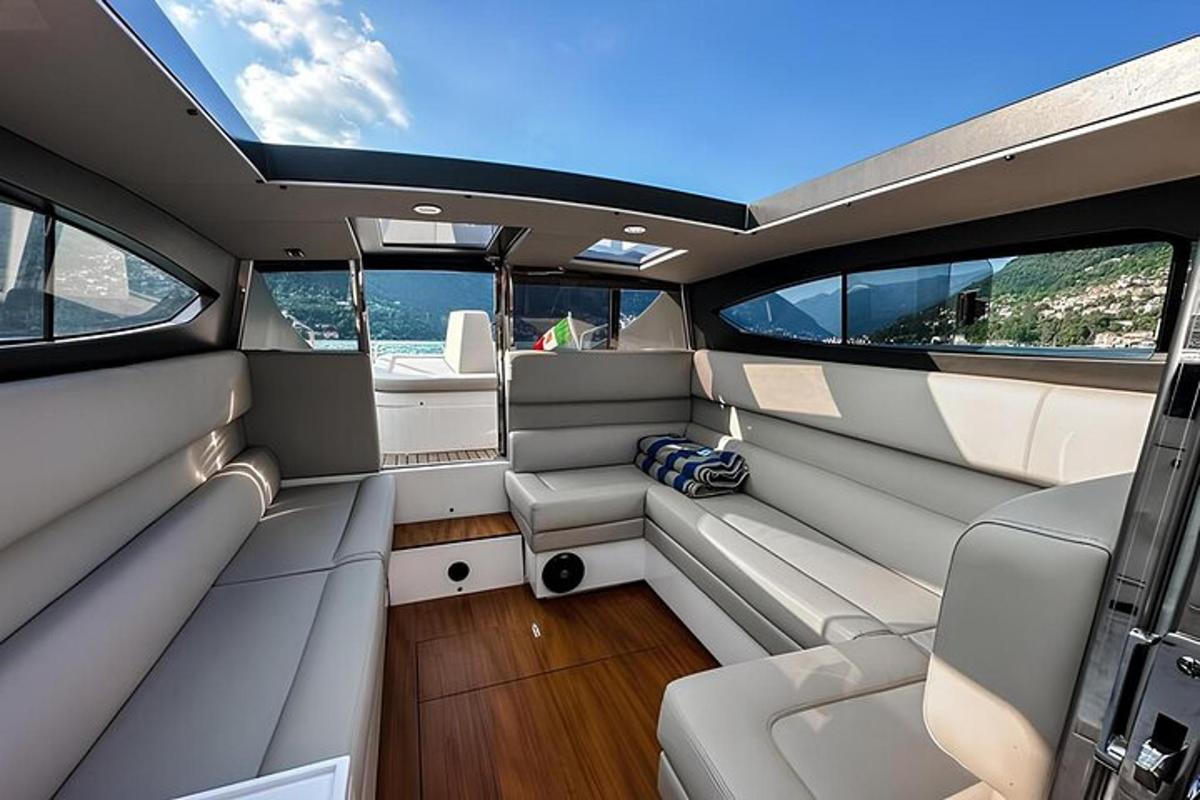una vista della cabina di pilotaggio di una barca