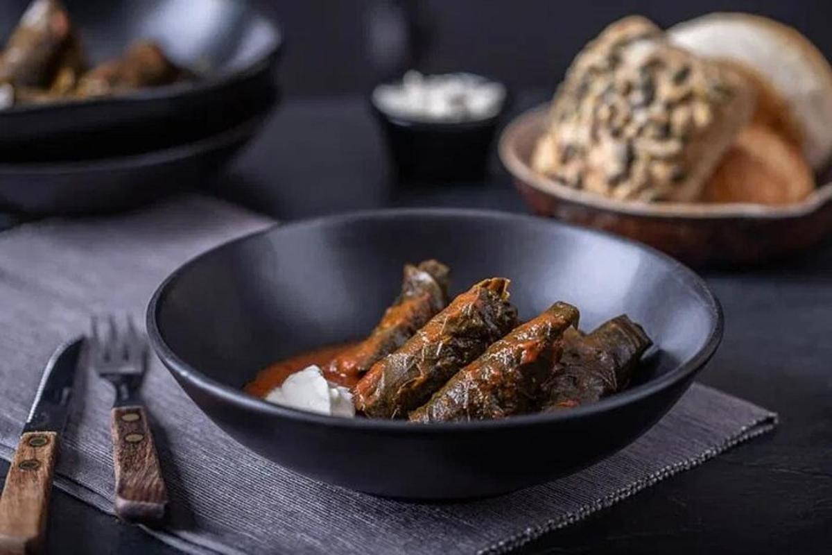 černá miska s jídlem na stole