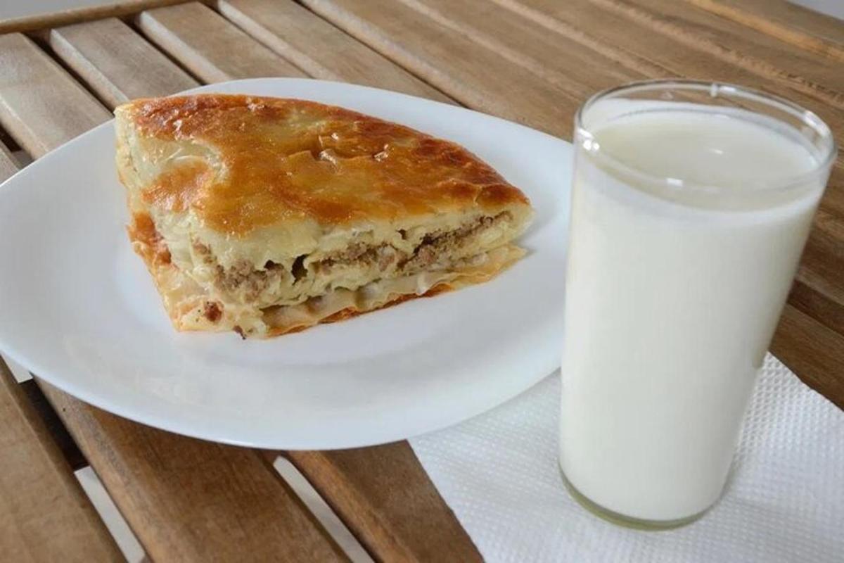 盘子里有一块蛋糕和一杯牛奶