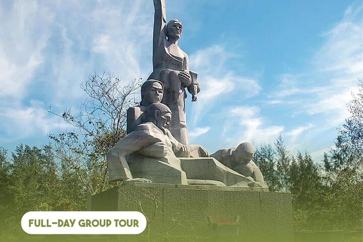 o statuie cu doi bărbați așezați deasupra