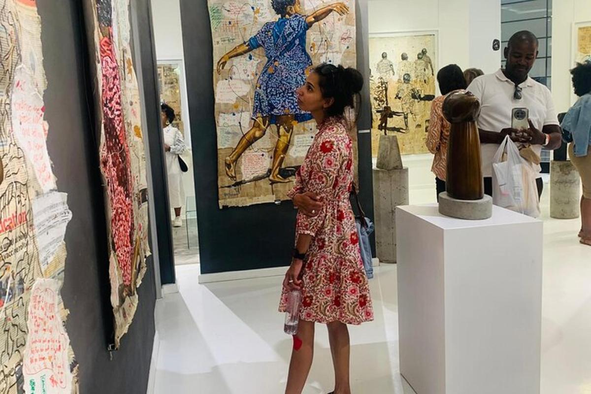 naine vaatab muuseumis väljapandud kunstiteoseid
