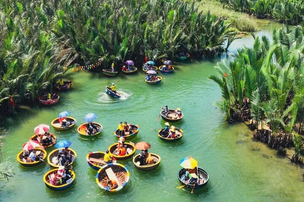 un grupo de personas en botes en el agua