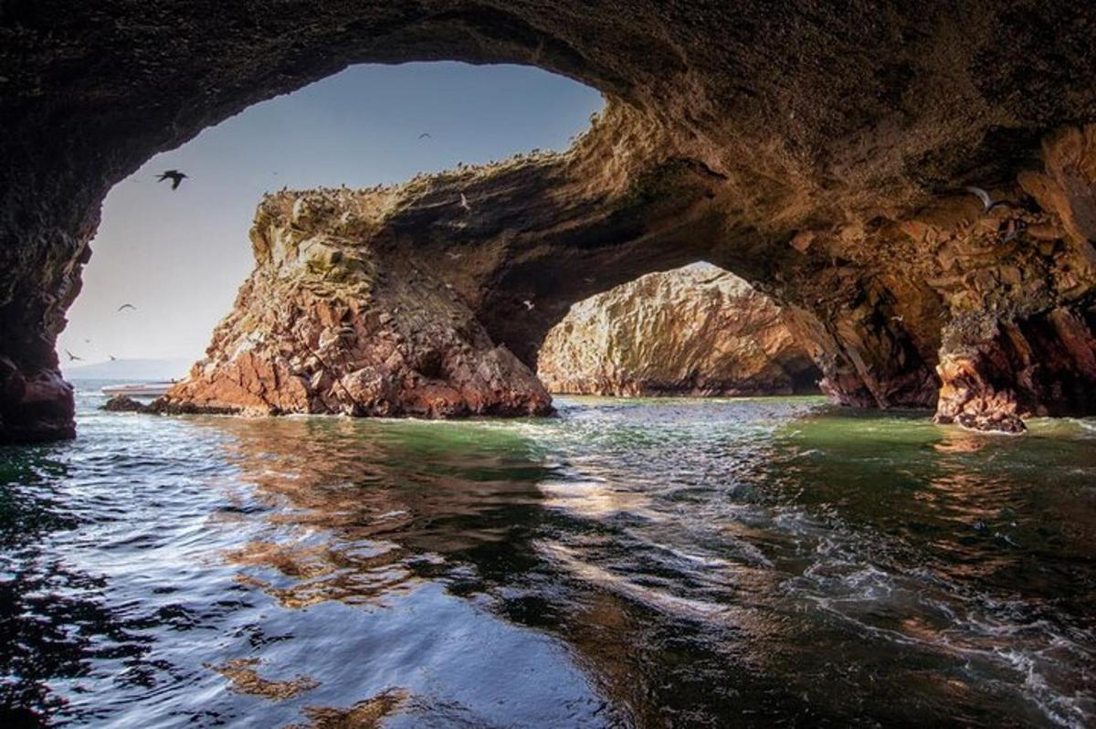 en hule i vandet nær havet