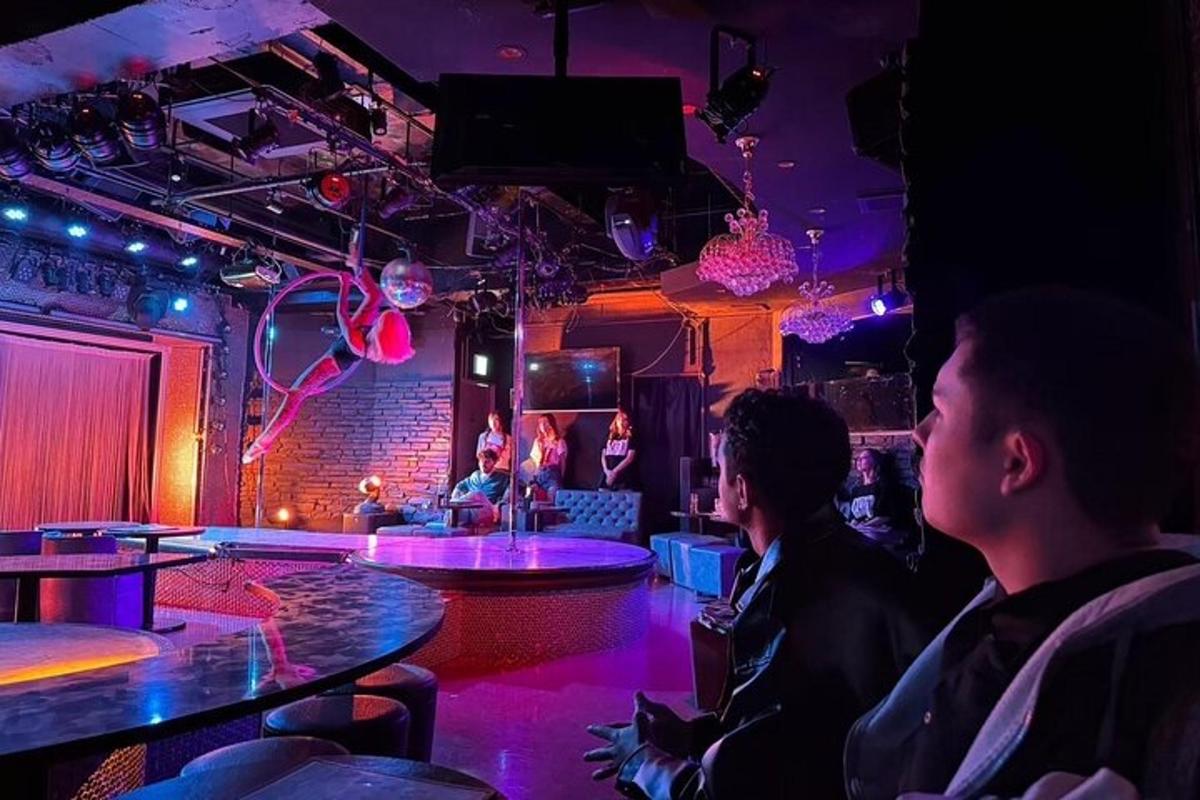 un gruppo di persone sedute in un bar