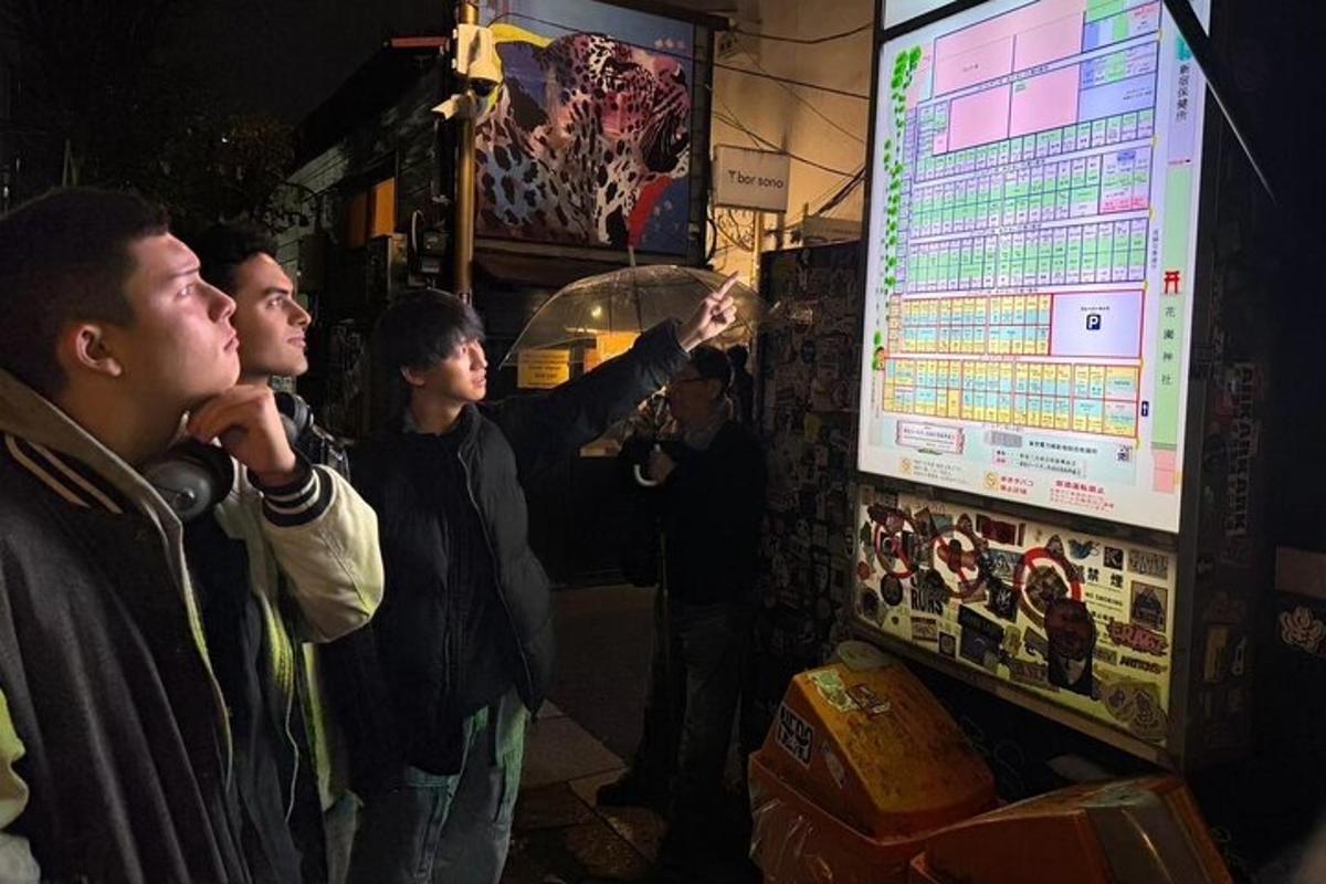 un gruppo di uomini che giocano a un videogioco su uno schermo