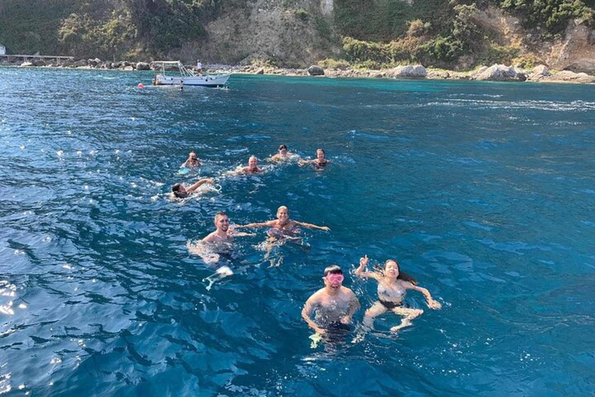 un grup de oameni care înoată în apă