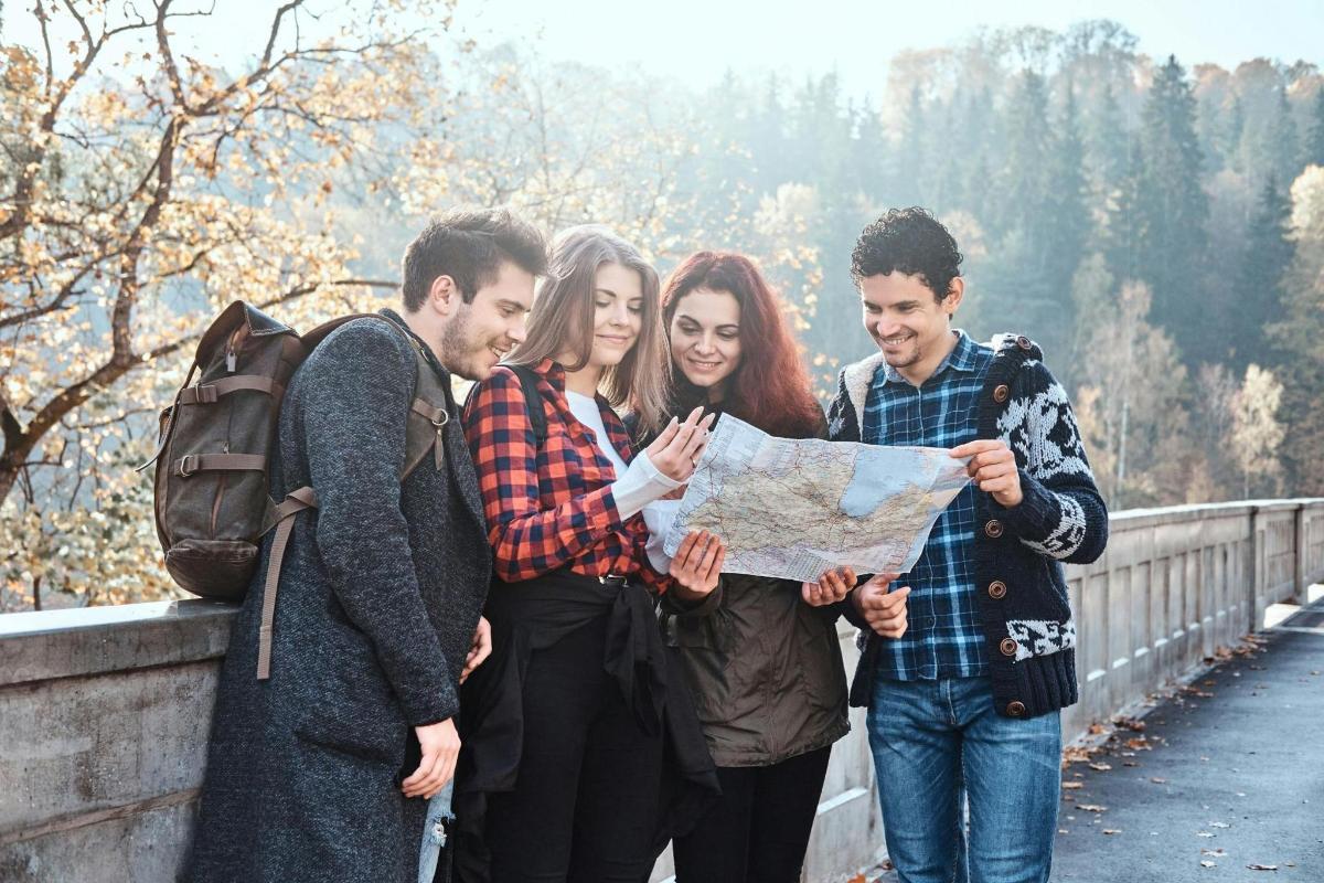 čtyři lidé se dívají na mapu na mostě