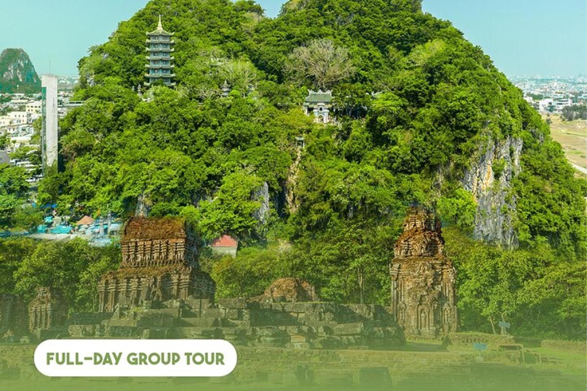 bukit besar dengan pokok dan bangunan di atasnya