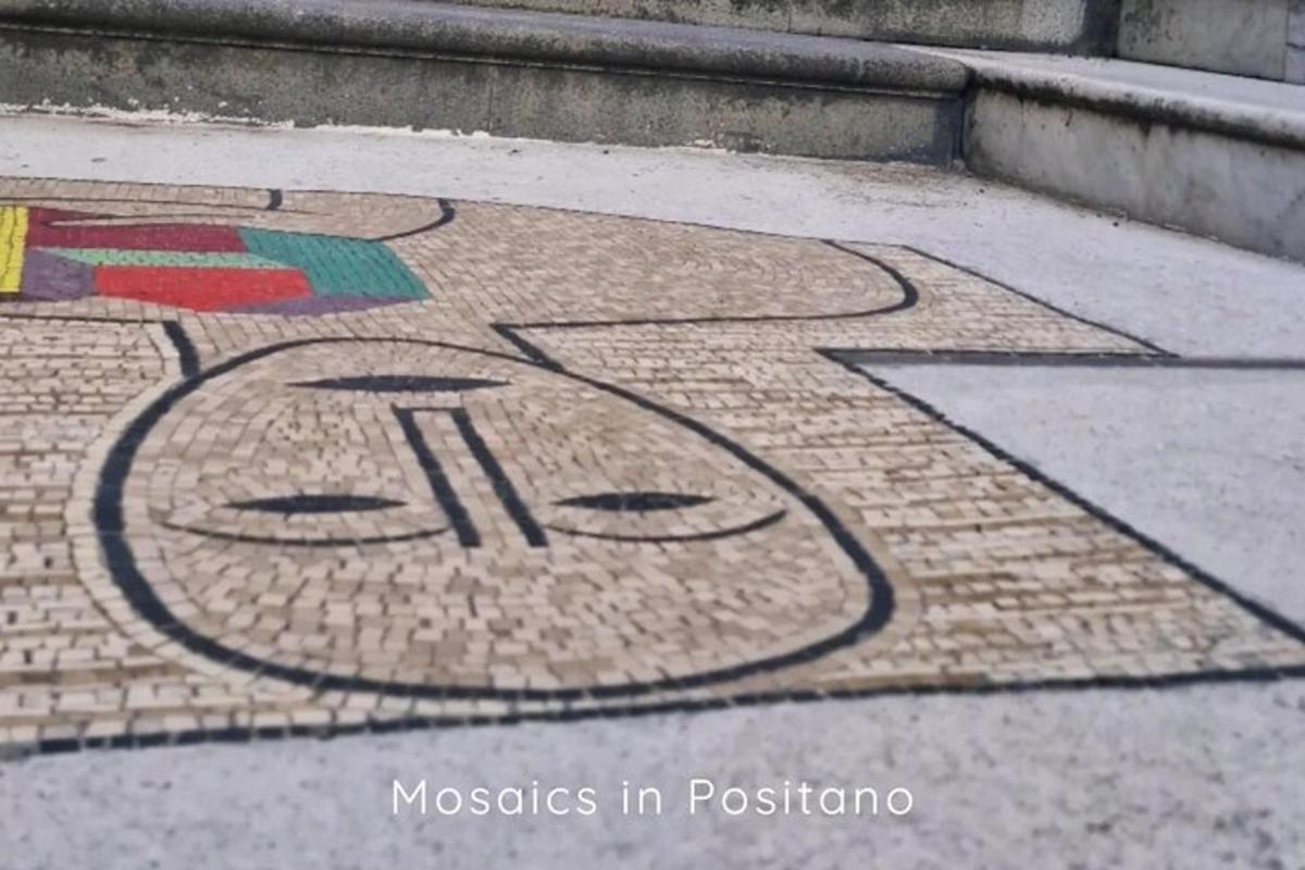 un mosaico di un volto su un marciapiede